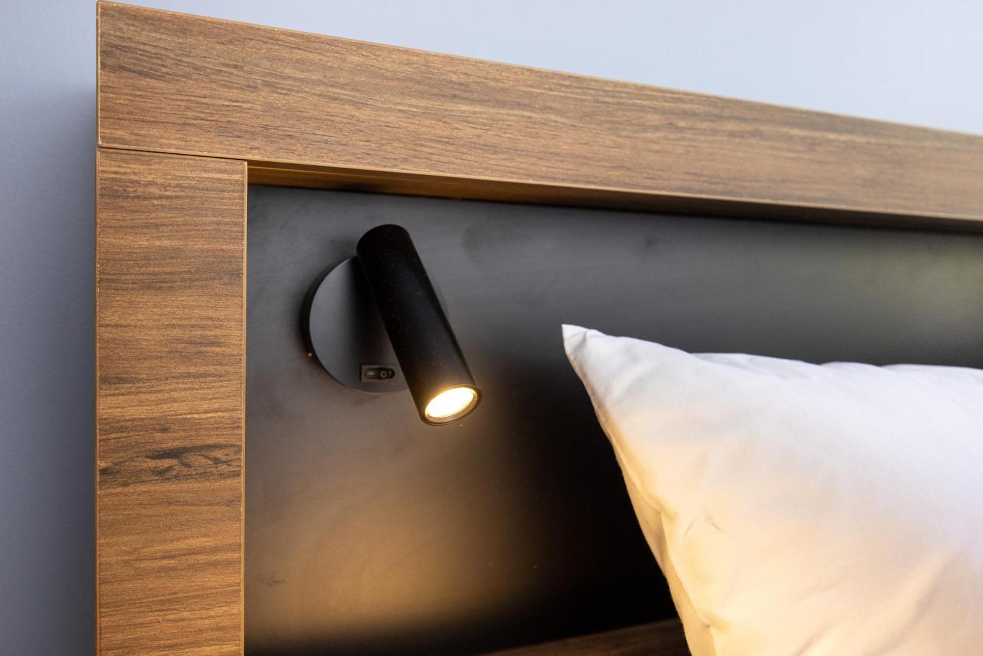 Хостел Haka House Роторуа Экстерьер фото A wall-mounted reading light