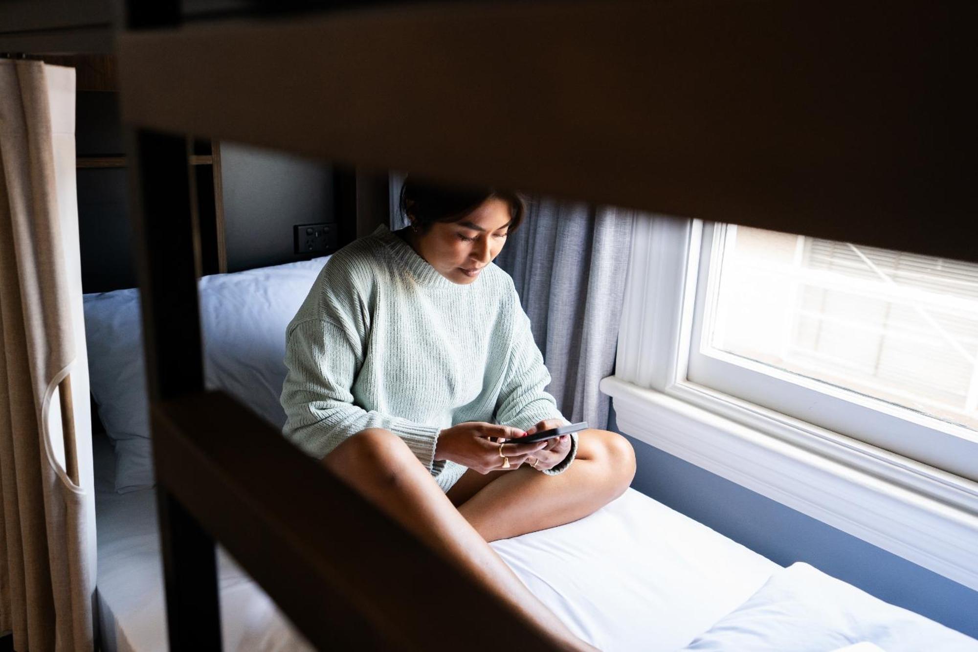 Хостел Haka House Роторуа Экстерьер фото A woman sitting on a bunk bed