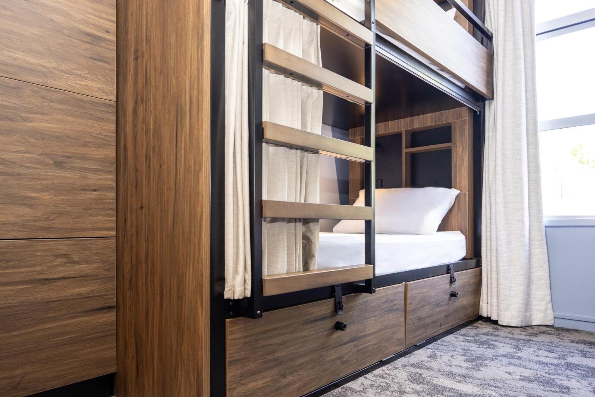 Хостел Haka House Роторуа Экстерьер фото A bunk bed with a ladder