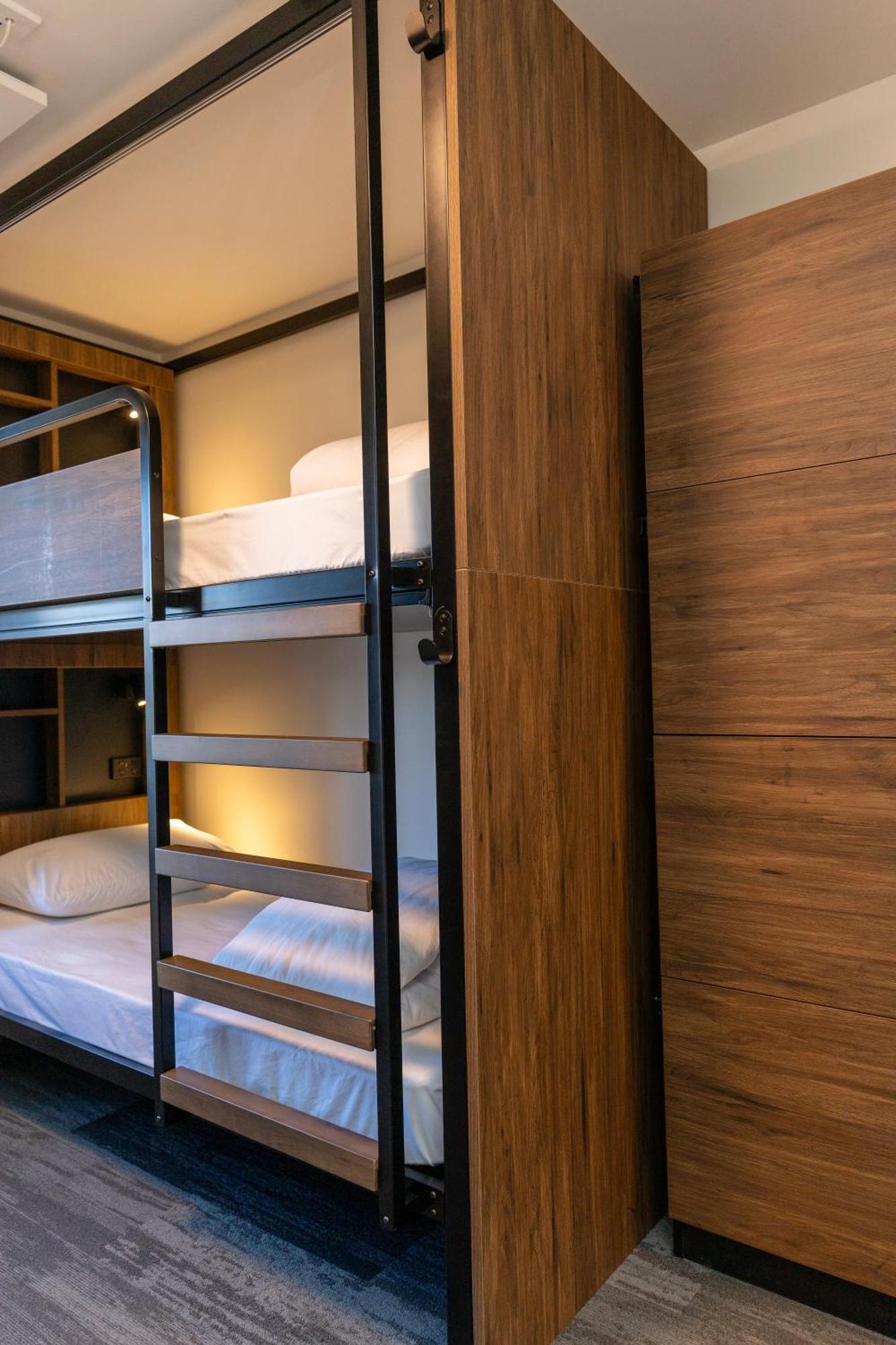 Хостел Haka House Роторуа Экстерьер фото A bunk bed in a capsule hotel