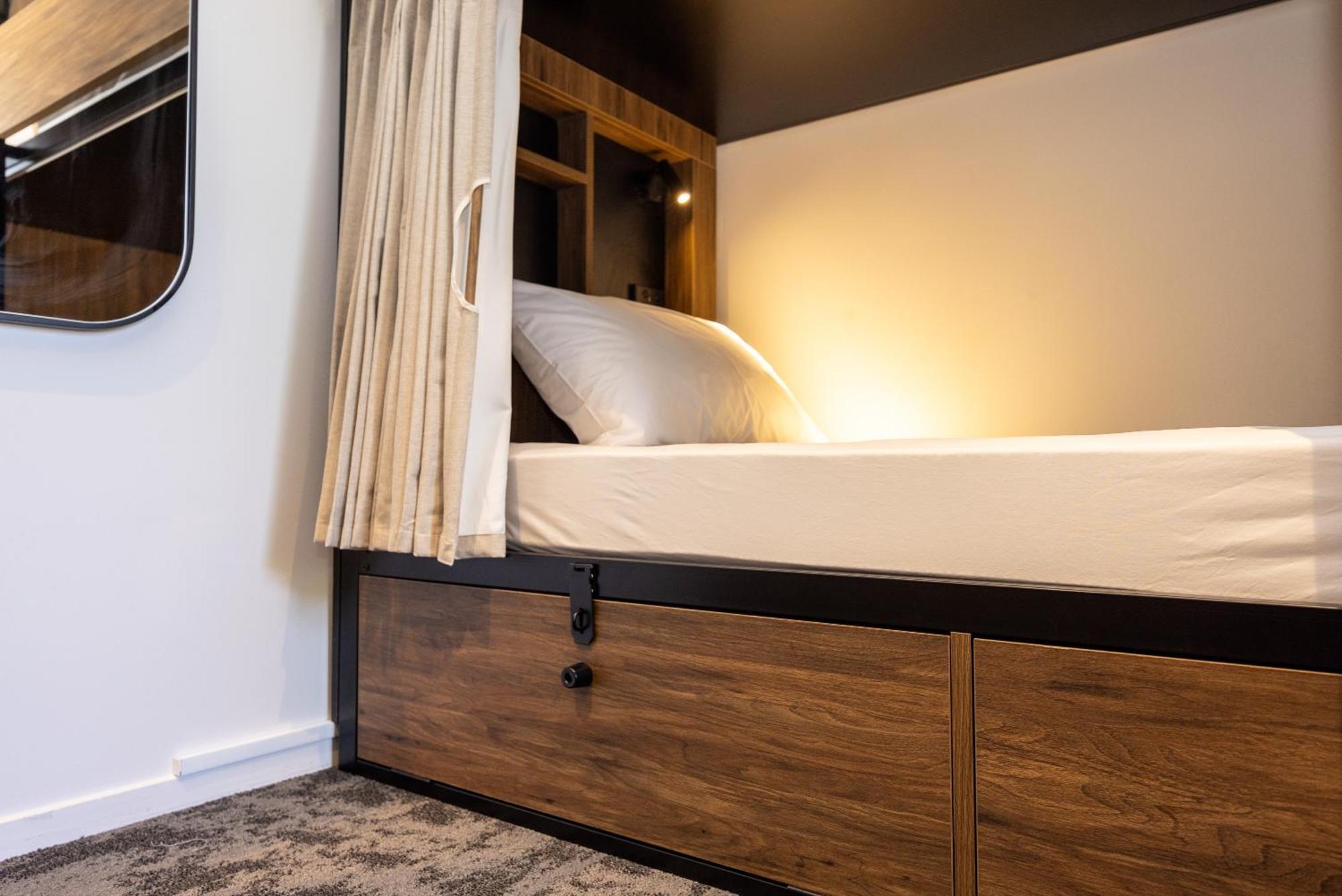 Хостел Haka House Роторуа Экстерьер фото A capsule bed