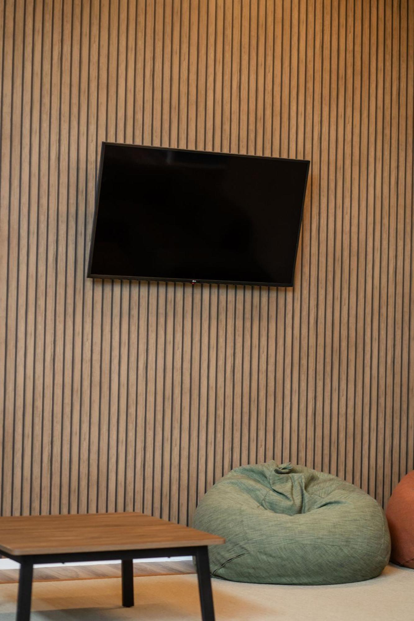 Хостел Haka House Роторуа Экстерьер фото A wall mounted television